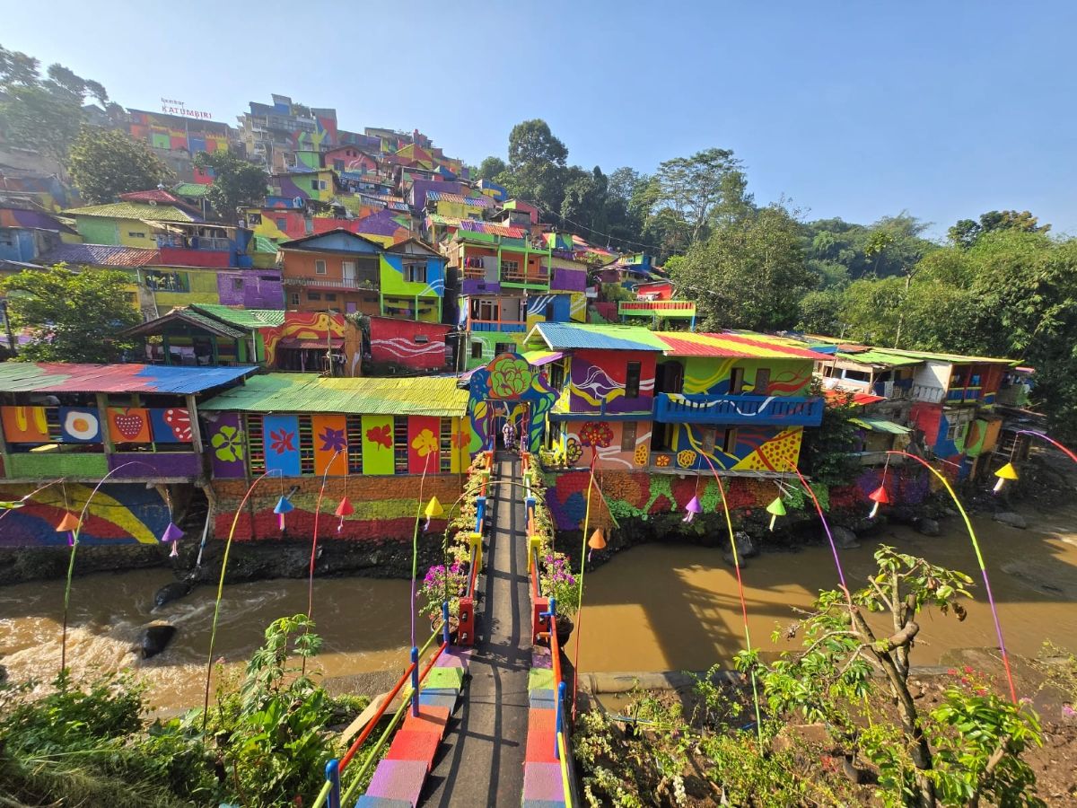 Jejak Kreatif John Martono: Menyulam Warna di Jantung Bandung